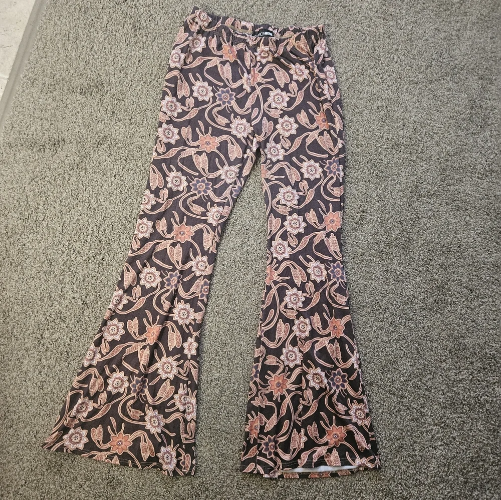 Fashion Nova Foral Patterned Flare Pants 70s Style - Picture 1 of 4